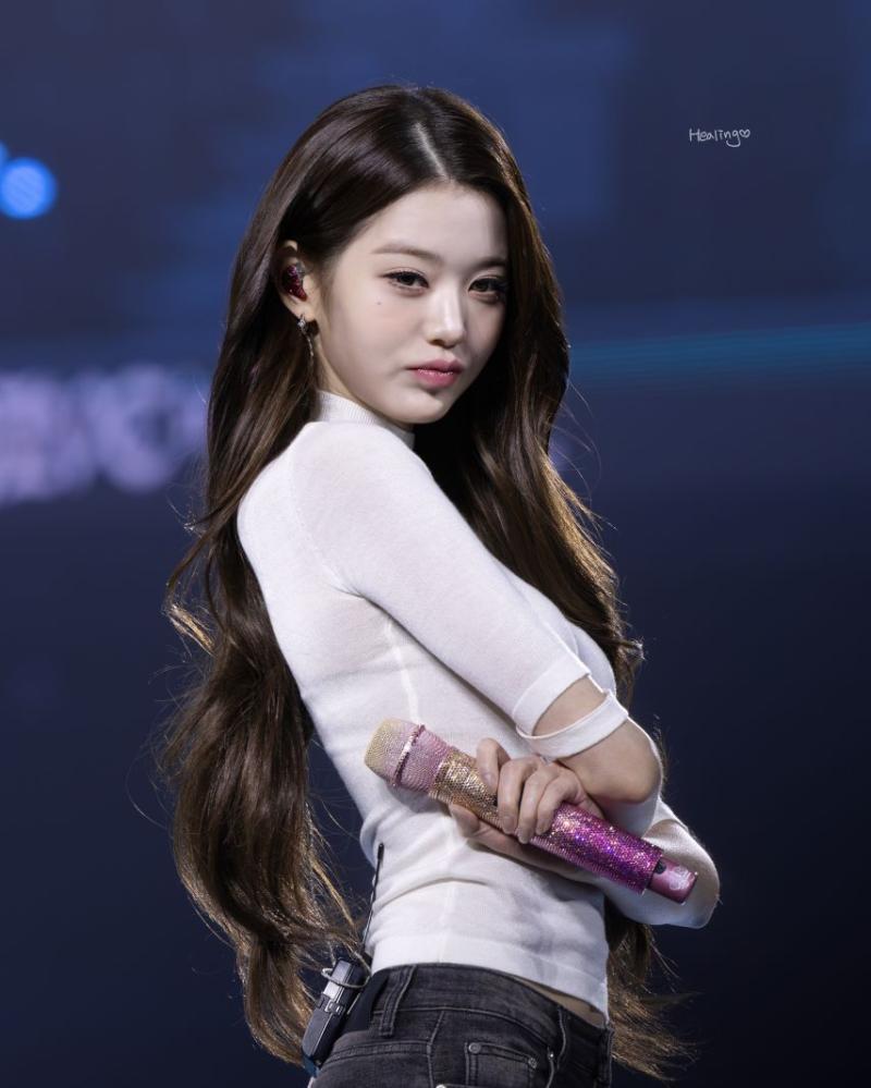 아이브 장원영 스포츠 브라 봉긋 가슴 비치는 흰 시스루 밀착티.jpg