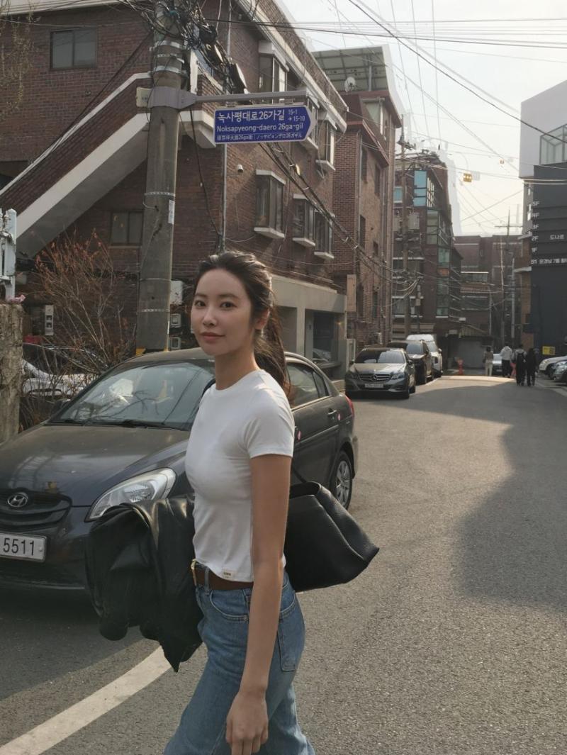 청바지에 흰티 기희현(인스타)