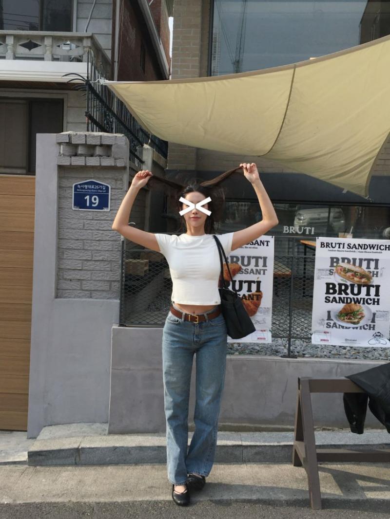 청바지에 흰티 기희현(인스타)
