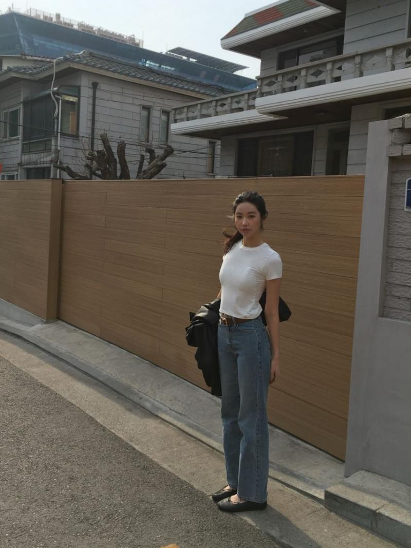 청바지에 흰티 기희현(인스타)