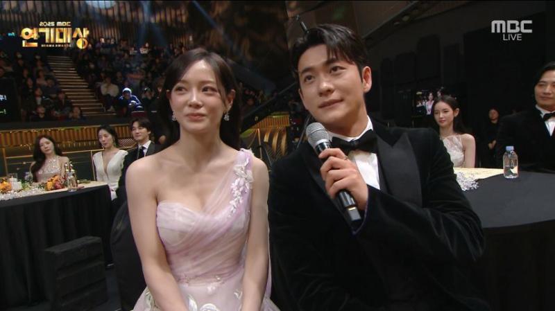 시상식서 인터뷰 하는 김세정, 표정