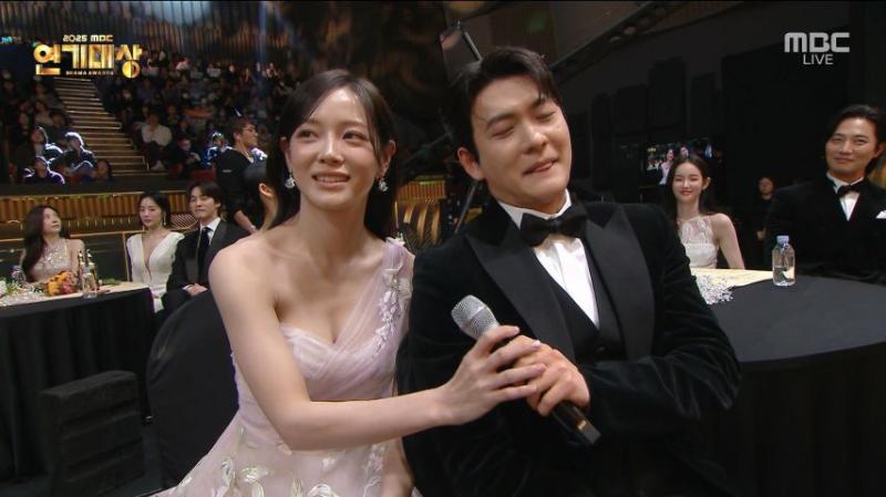 시상식서 인터뷰 하는 김세정, 표정