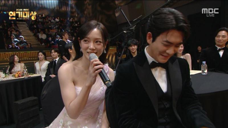 시상식서 인터뷰 하는 김세정, 표정
