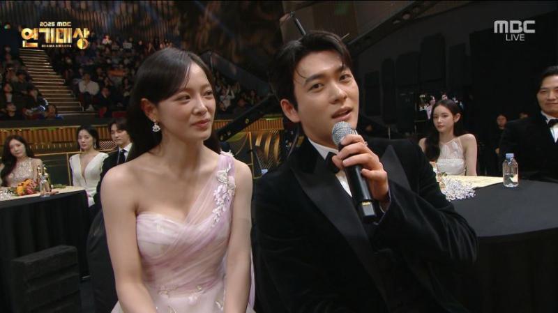 시상식서 인터뷰 하는 김세정, 표정