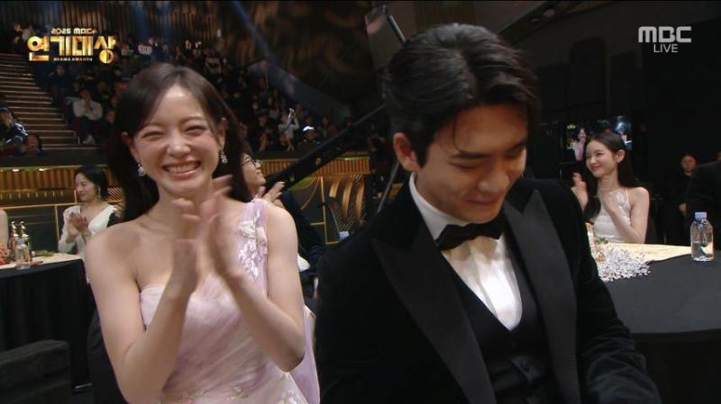 시상식서 인터뷰 하는 김세정, 표정