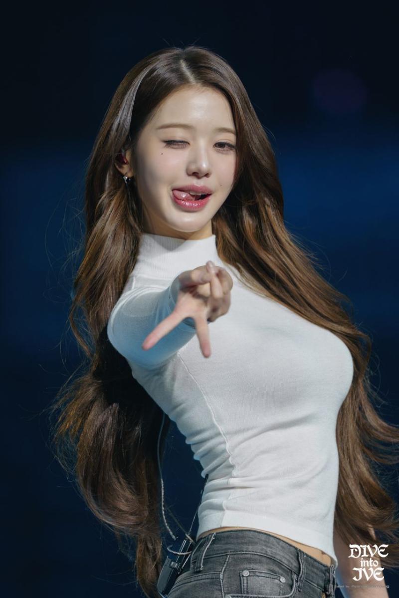 아이브 장원영 밀착 흰티 봉긋 가슴 청바지.jpg