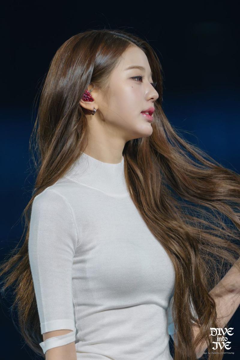 아이브 장원영 밀착 흰티 봉긋 가슴 청바지.jpg