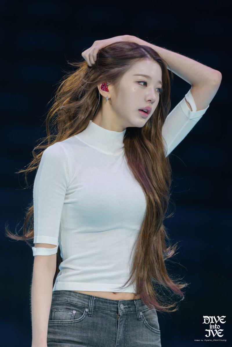아이브 장원영 밀착 흰티 봉긋 가슴 청바지.jpg