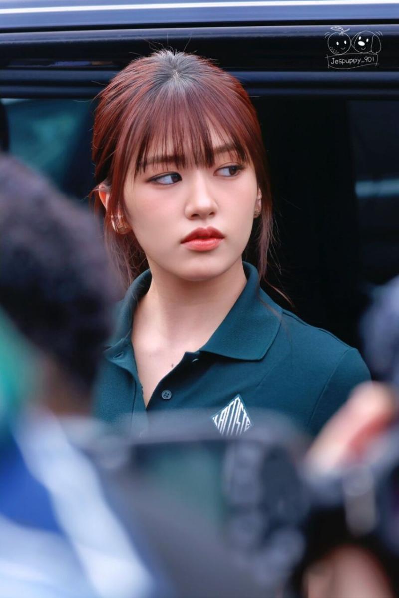 아이브 안유진 누브라 파격적인 등짝 노출.jpg