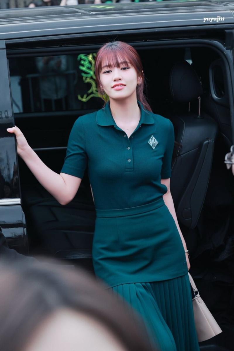 아이브 안유진 누브라 파격적인 등짝 노출.jpg