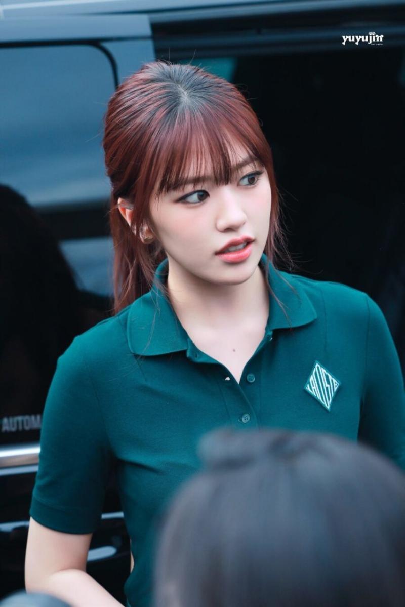 아이브 안유진 누브라 파격적인 등짝 노출.jpg
