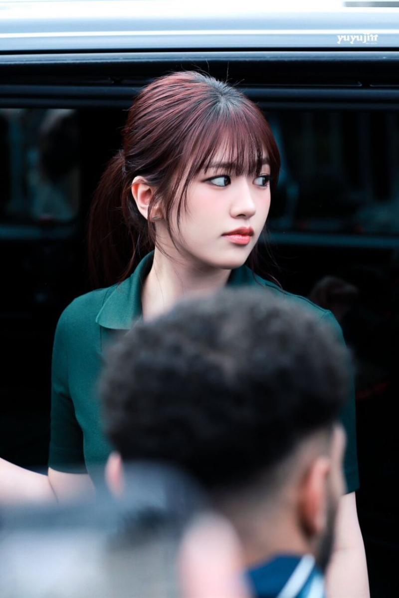 아이브 안유진 누브라 파격적인 등짝 노출.jpg