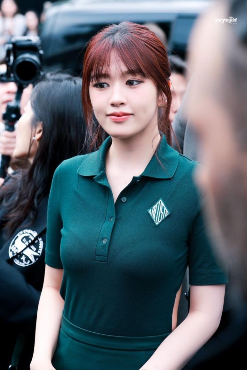 아이브 안유진 누브라 파격적인 등짝 노출.jpg