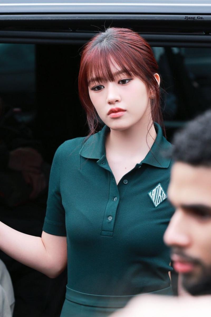 아이브 안유진 누브라 파격적인 등짝 노출.jpg