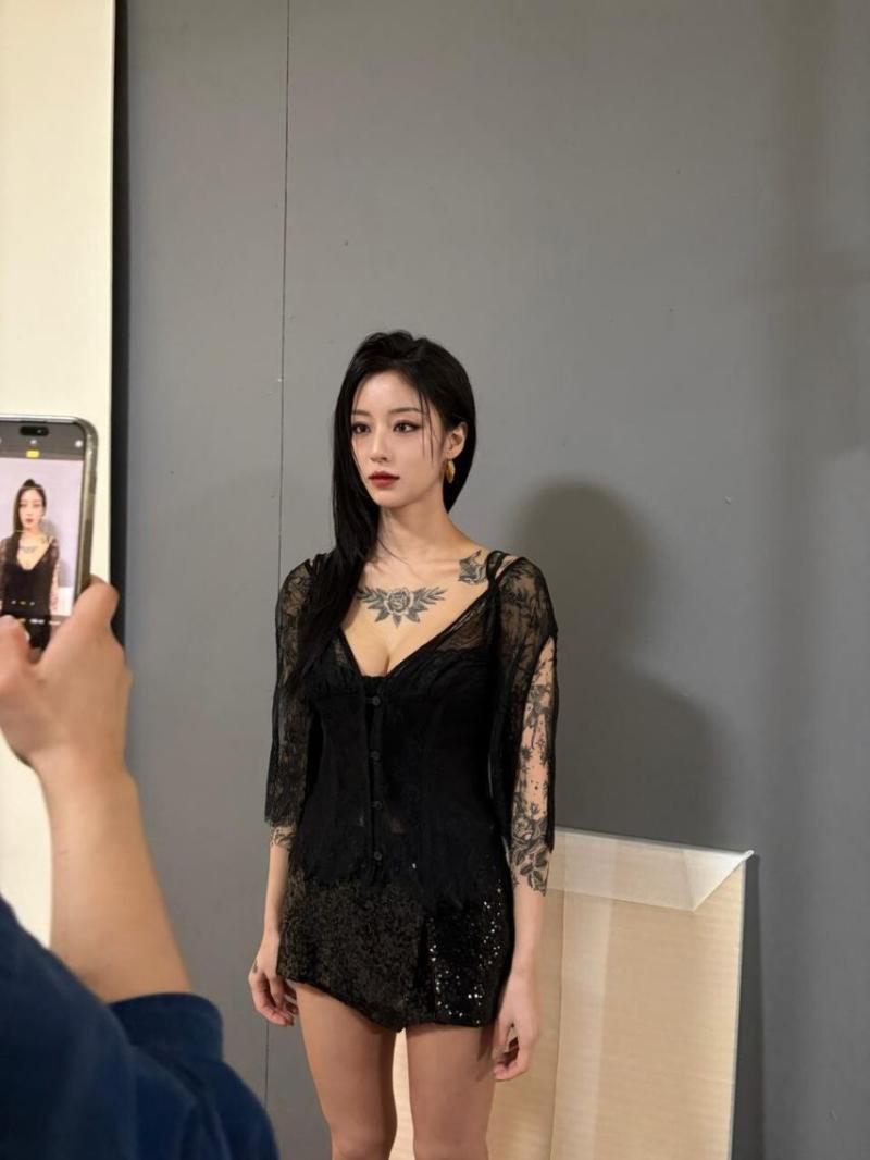 강민아 사냥개들2 지나 역, 강렬한 타투 분장