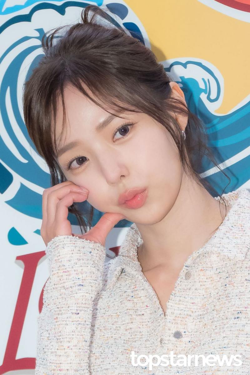 채수빈 롱샴 팝업 포토월