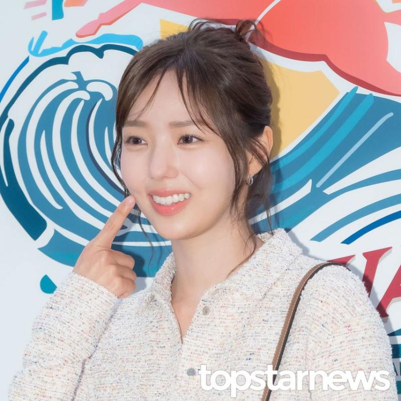 채수빈 롱샴 팝업 포토월