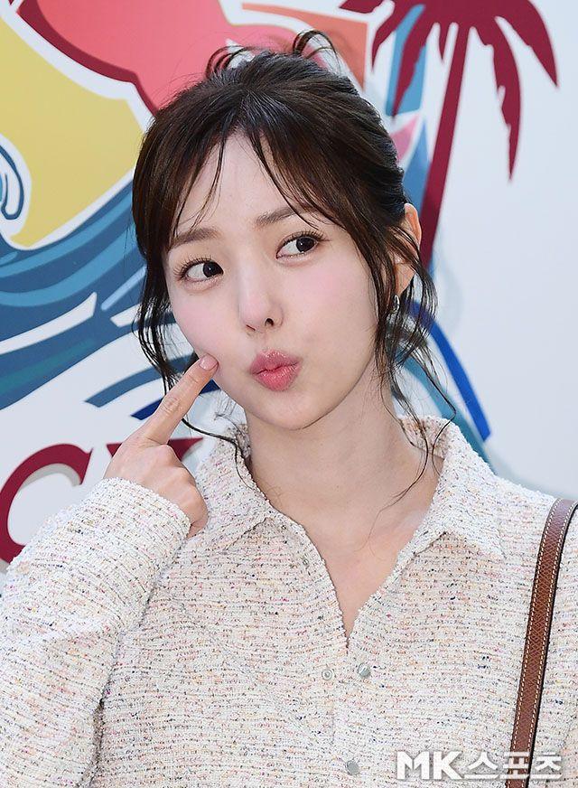 채수빈 롱샴 팝업 포토월