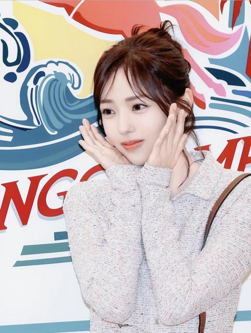 채수빈 롱샴 팝업 포토월