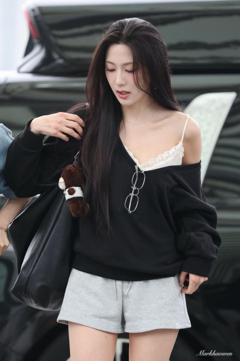출국하는 에이핑크 오하영 260410