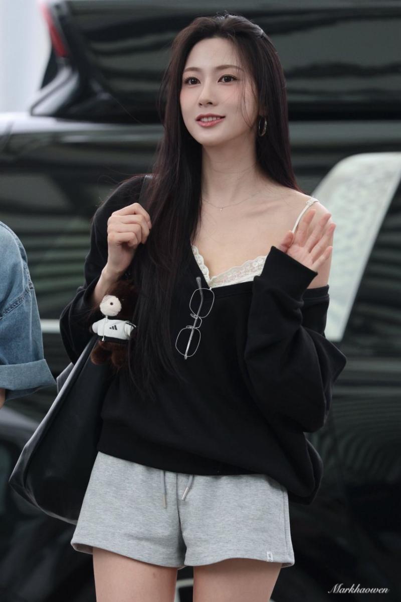 출국하는 에이핑크 오하영 260410