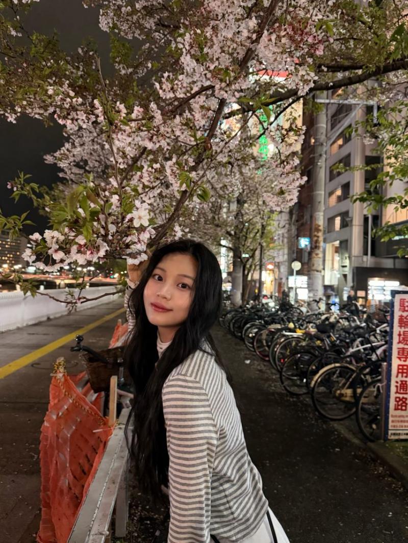 엄지 VIVIZ비비지 인별