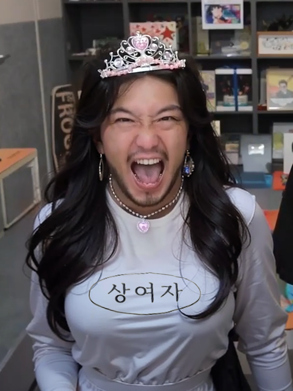 라면 훔쳐먹은 갈매기 맨손으로 잡은 여캠 ㄷ..