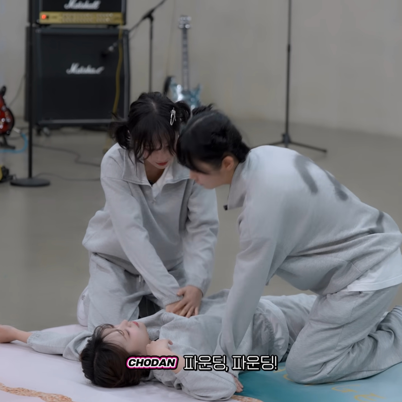 뻗어있는 시요밍을 본 QWER 젠야타와 쵸단 반응