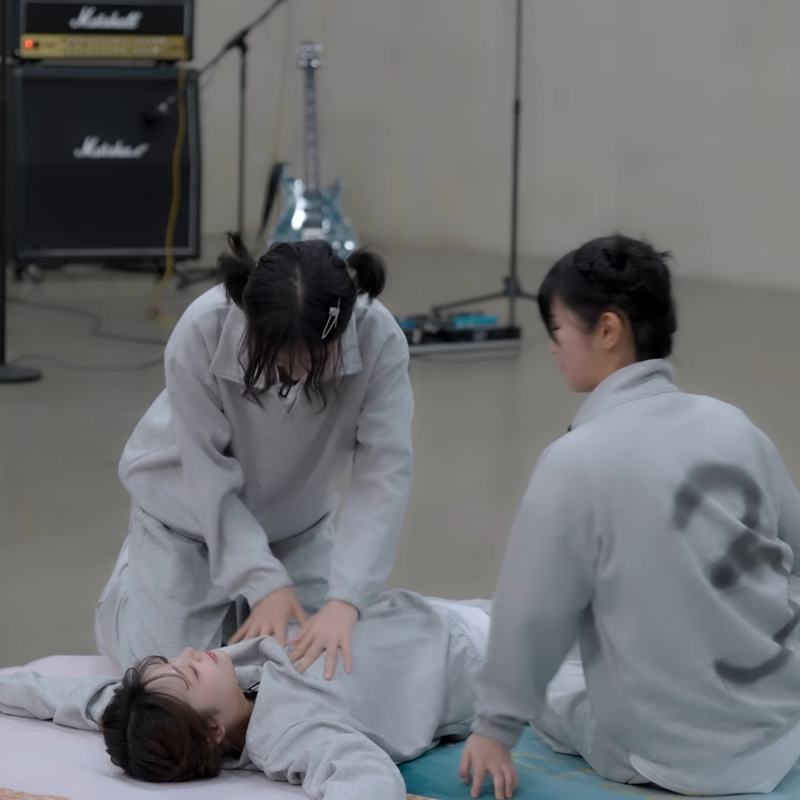 뻗어있는 시요밍을 본 QWER 젠야타와 쵸단 반응