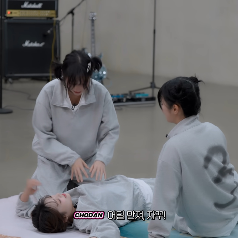 뻗어있는 시요밍을 본 QWER 젠야타와 쵸단 반응