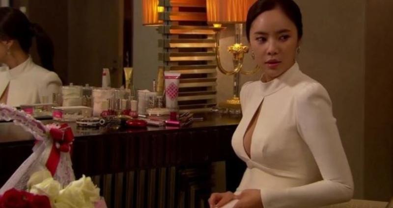 황정음 노브라 논란