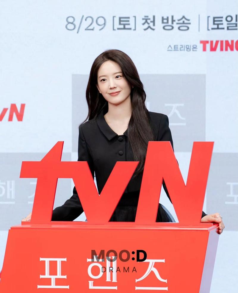 안에 비키니 상의 입은 하이키 옐 워터밤 측면샷