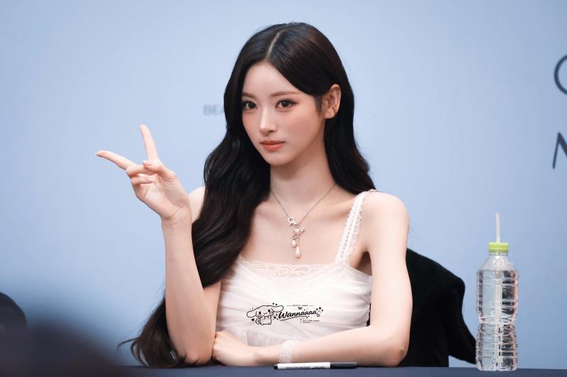오늘자 미야오 안나 스타필드 수원 팬사인회