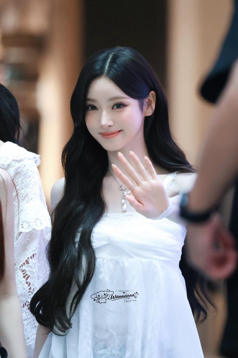 오늘자 미야오 안나 스타필드 수원 팬사인회