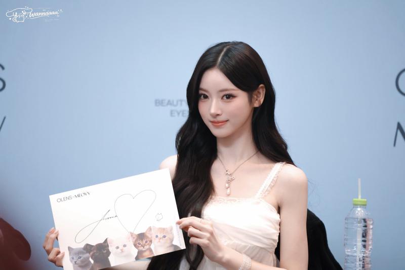 오늘자 미야오 안나 스타필드 수원 팬사인회