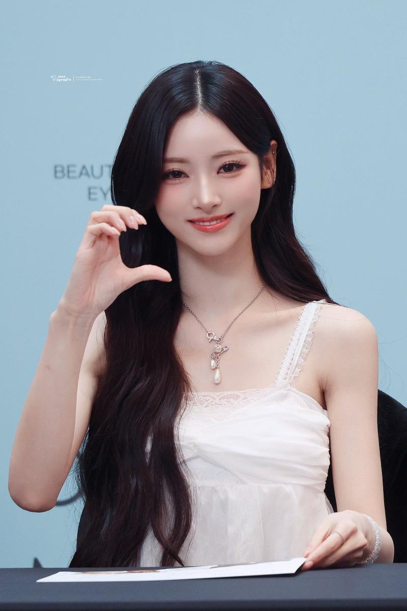 오늘자 미야오 안나 스타필드 수원 팬사인회