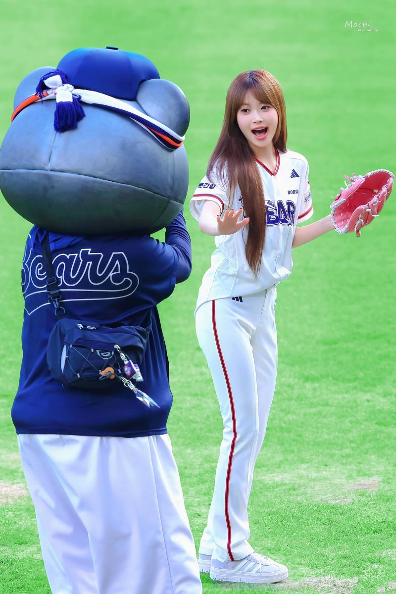 르세라핌 홍은채 두산 시구 행사 260829