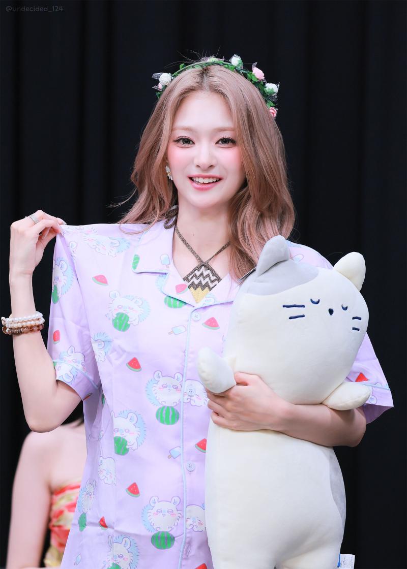 무대 끝에 앉아 다리 꼰 트와이스 쯔위