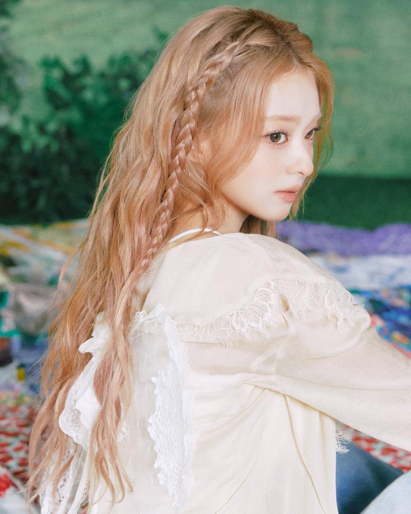 바로 앞에서 본 반짝이 핫팬츠 ITZY 유나