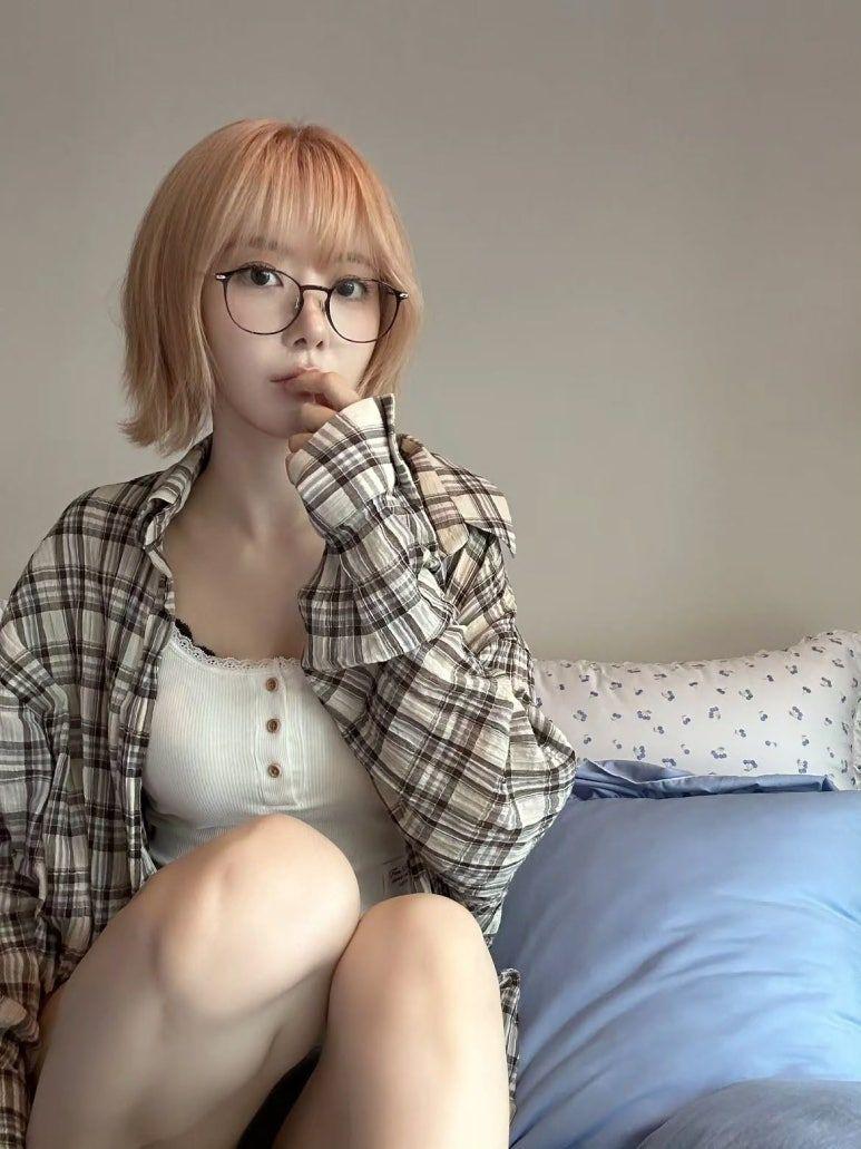 조용히 하라고 말하는 한소희