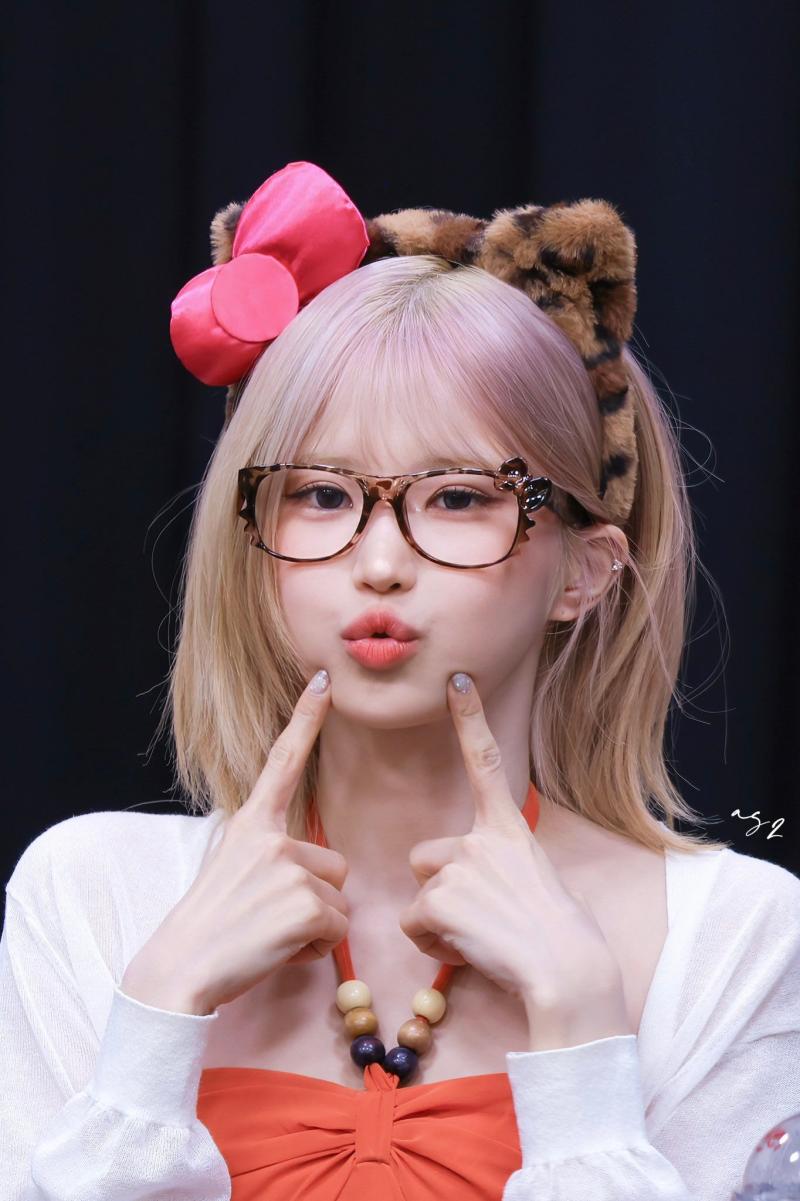 팬사인회 오프솔더 벌룬 치마 프로미스나인 백지헌