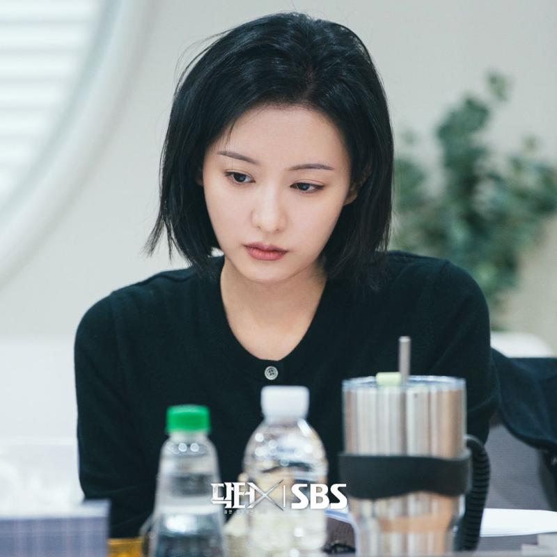 팬사인회 오프솔더 벌룬 치마 프로미스나인 백지헌