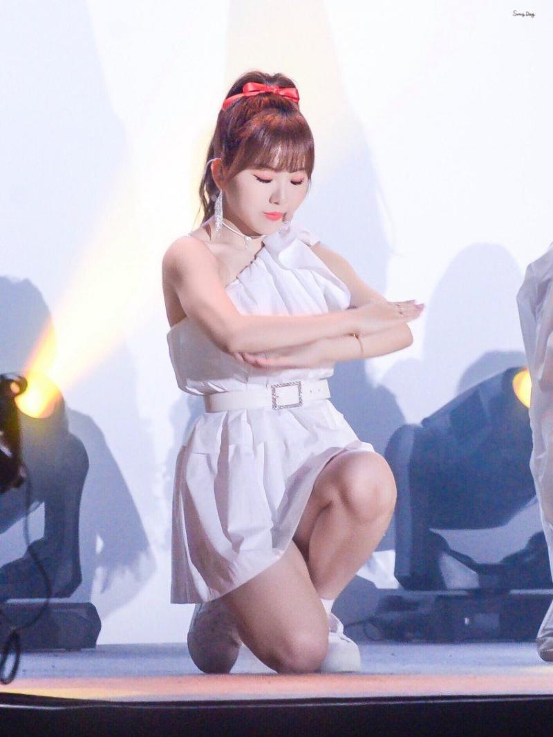 가죽핫팬츠 르세라핌 김채원 포토라인
