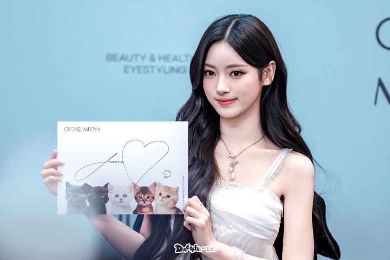 가죽핫팬츠 르세라핌 김채원 포토라인