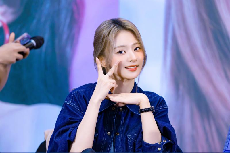 가죽핫팬츠 르세라핌 김채원 포토라인