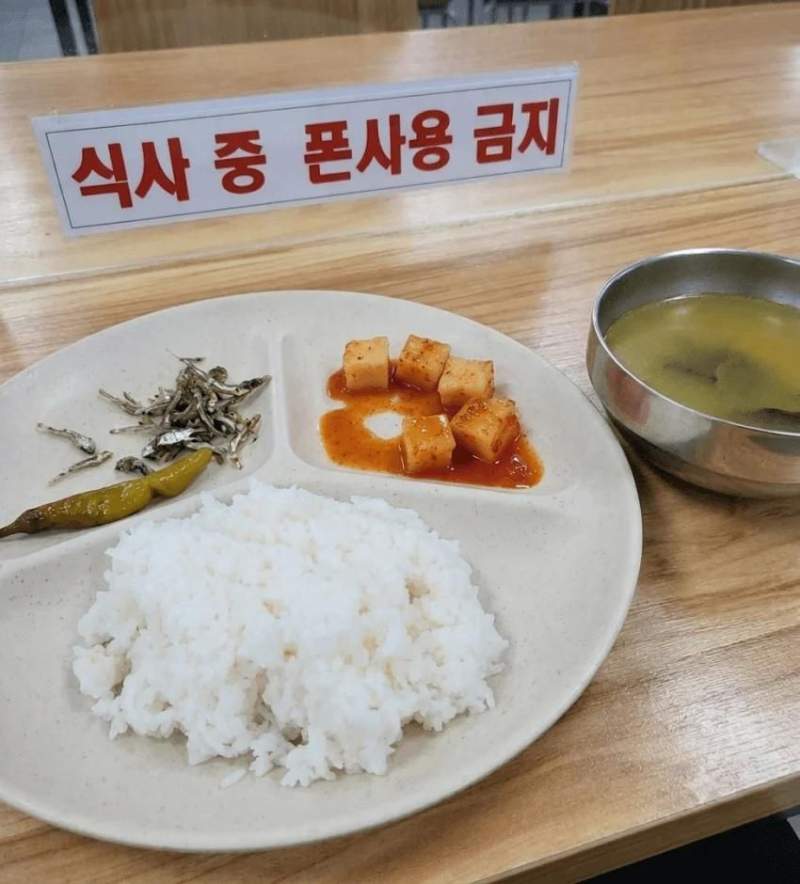퇴사 마려운 중소기업 식단.jpg