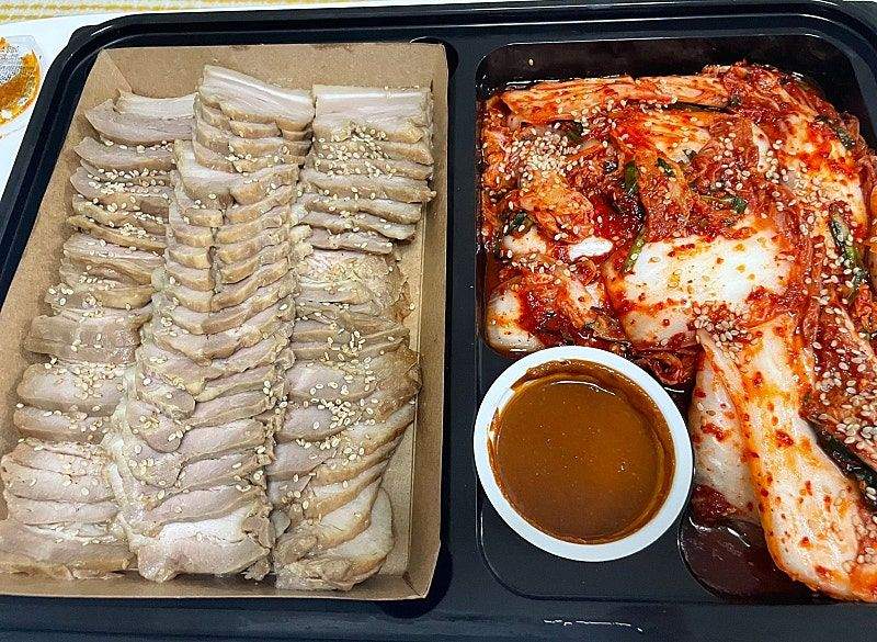 가성비 괜찮다는 트레이더스 삼겹보쌈세트.jpg