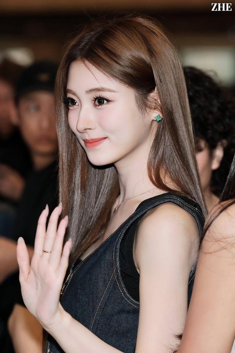 아워벌스데이 국초록,베이비돈크라이 이현