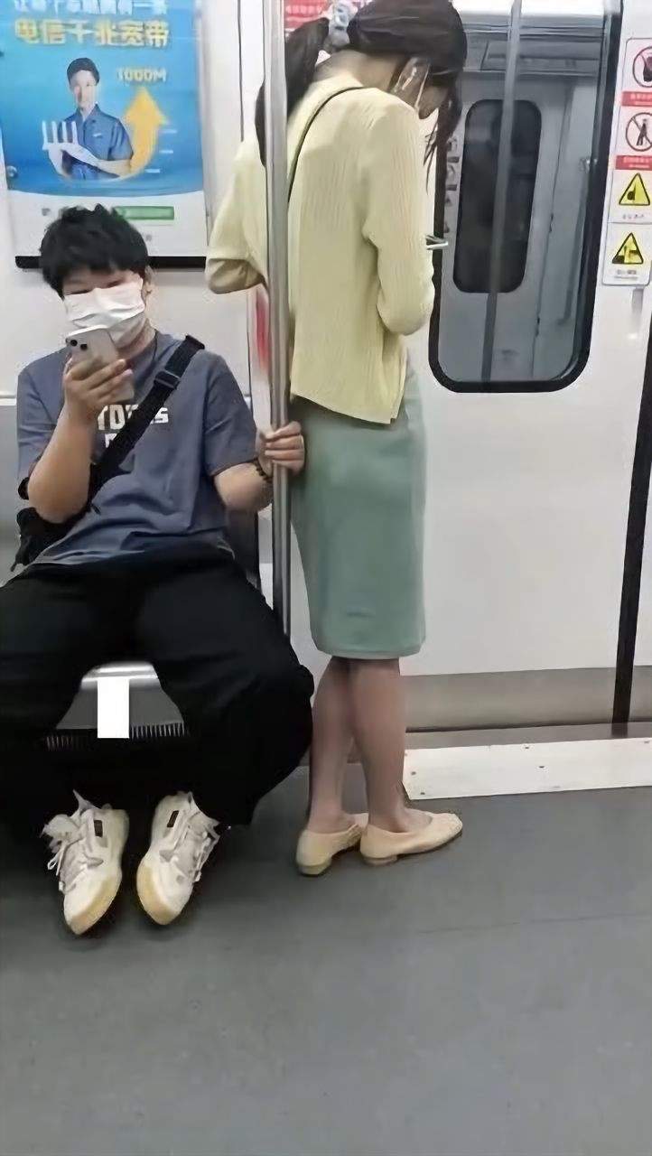 지하철에서 은근히 기분 좋으면서도 난감한 상황.mp4