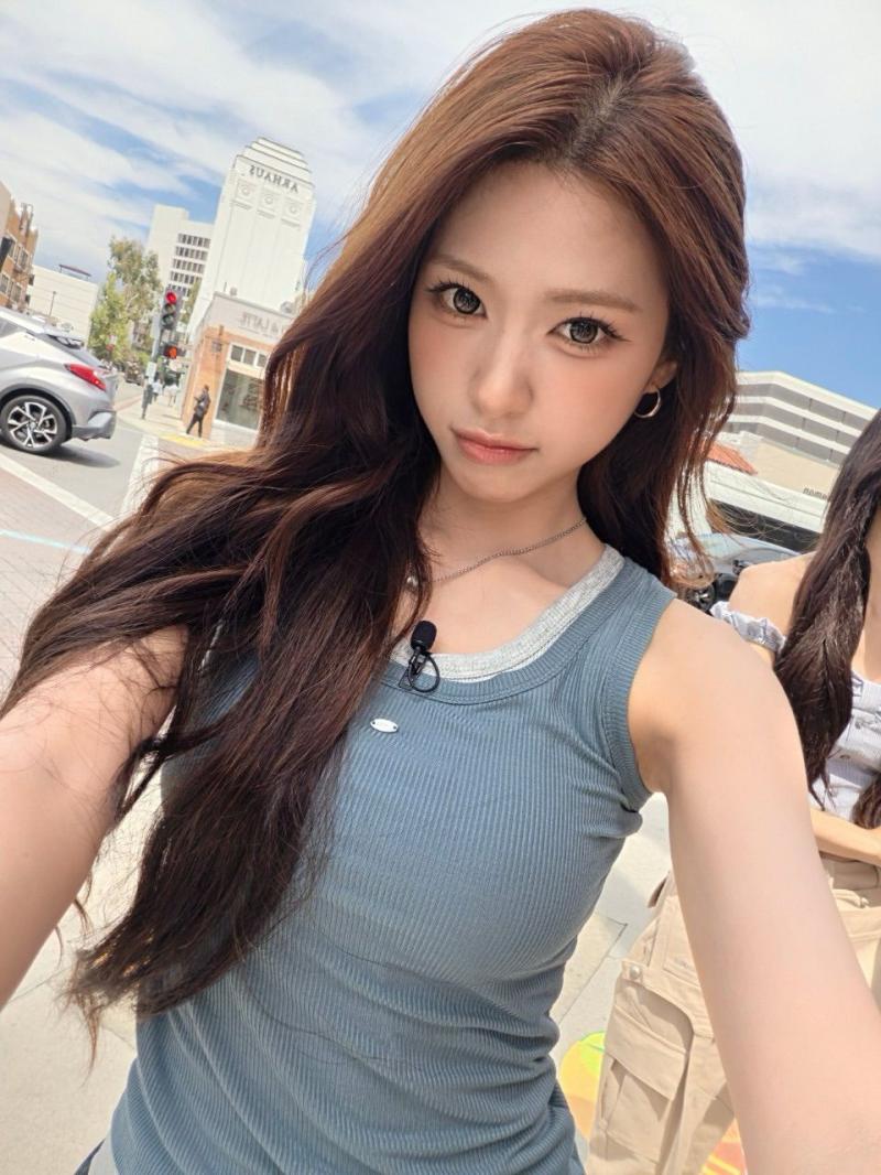 흰 크롭티 복근 배꼽 오드유스 예음 ODD YOUTH Yeeum